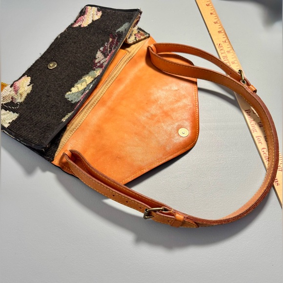 Vintage 1980’s Ralph Lauren purse. Carpet tapestry w leather inside lining flap. - Picture 3 of 8